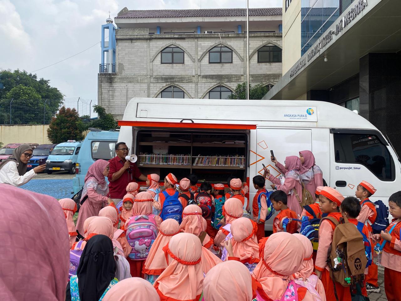 Wisata LiterAsyik Ke Perpustakaan Jakarta Timur Bersama TKI Al-Istiqomah